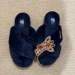 Laines London CLASSIC LAINES SLIPPERS WITH ARTISAN GOLD GIRAFFE BROOCH - Navy